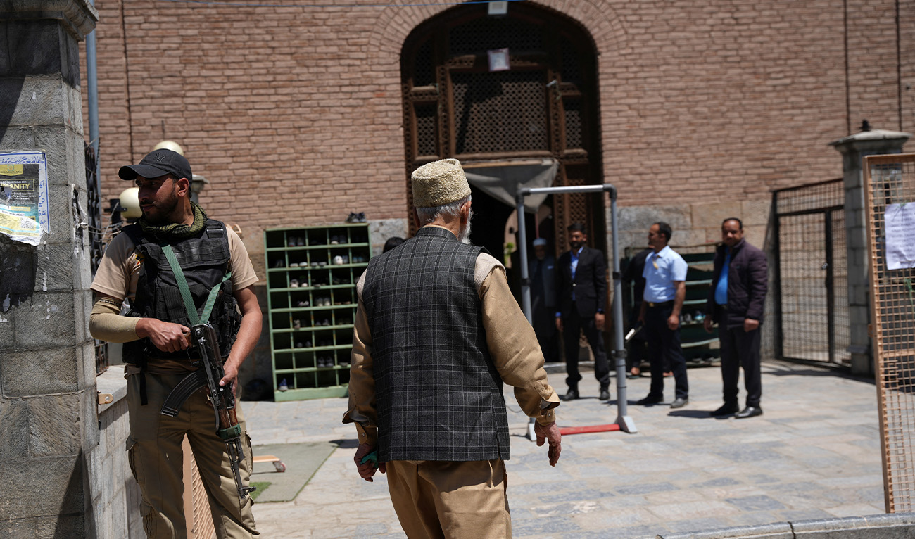 An Indian police officer stands guard as a Kashmiri Muslim arrives to offer his Friday prayers at the Jamia Masjid, following the attack on tourists near south Kashmir's Pahalgam, in Srinagar, Indian administrated Kashmir, on April 25, 2025. (Reuters/File)