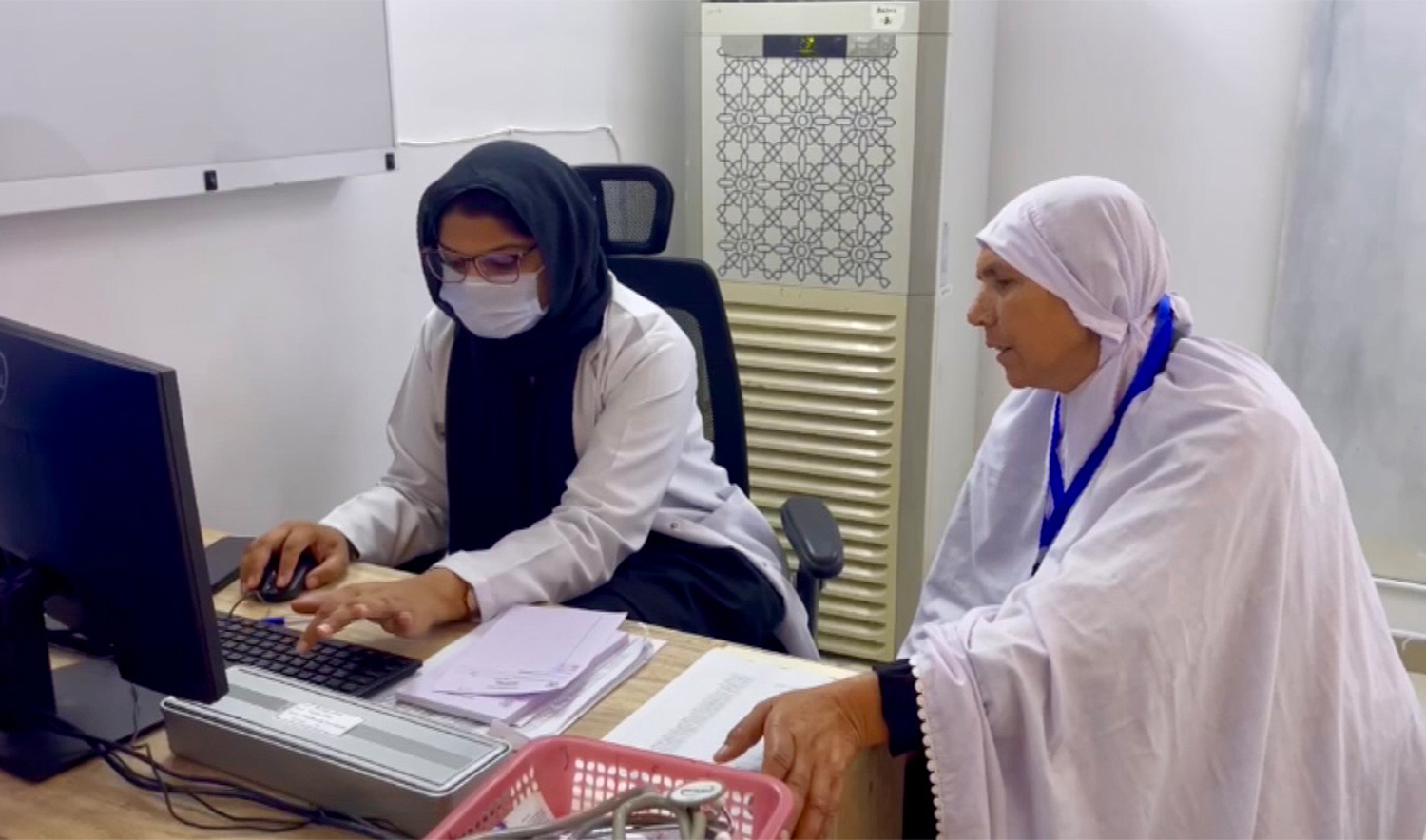 Pakistani doctor attends to a pilgrim at a hospital set up by Pakistan’s Hajj Medical Mission in Makkah on May 16, 2025 (Pakistan Religious Affairs Ministry)