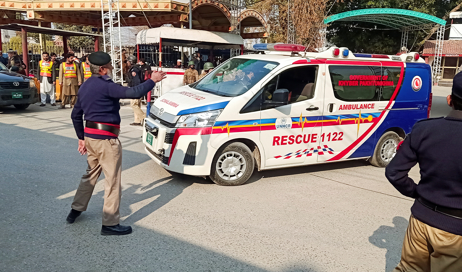 A police officer guides an ambulance in Peshawar, Pakistan, on January 30, 2023. (REUTERS/File_