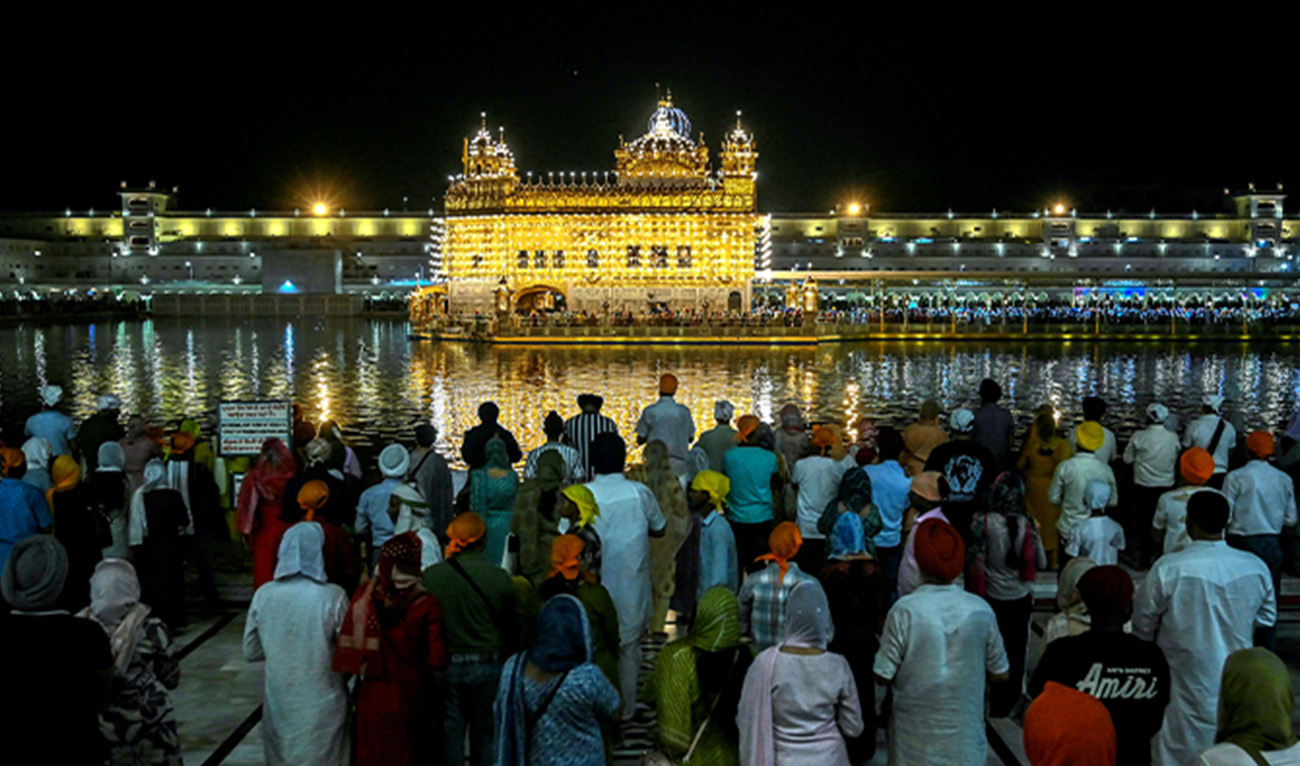 Sikh devotees pay respects on the eve of the birth anniversary of the ninth Sikh Guru Tegh Bahadur at the illuminated Golden Temple in Amritsar on April 17, 2025.(AFP/File)