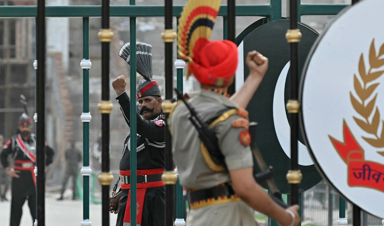 Pakistani Rangers (L) and Indian Border Security Force (BSF) personnel perform during the beating retreat ceremony at the Attari-Wagah border between Pakistan and India, on the outskirts of Amritsar on May 20, 2025. (AFP)