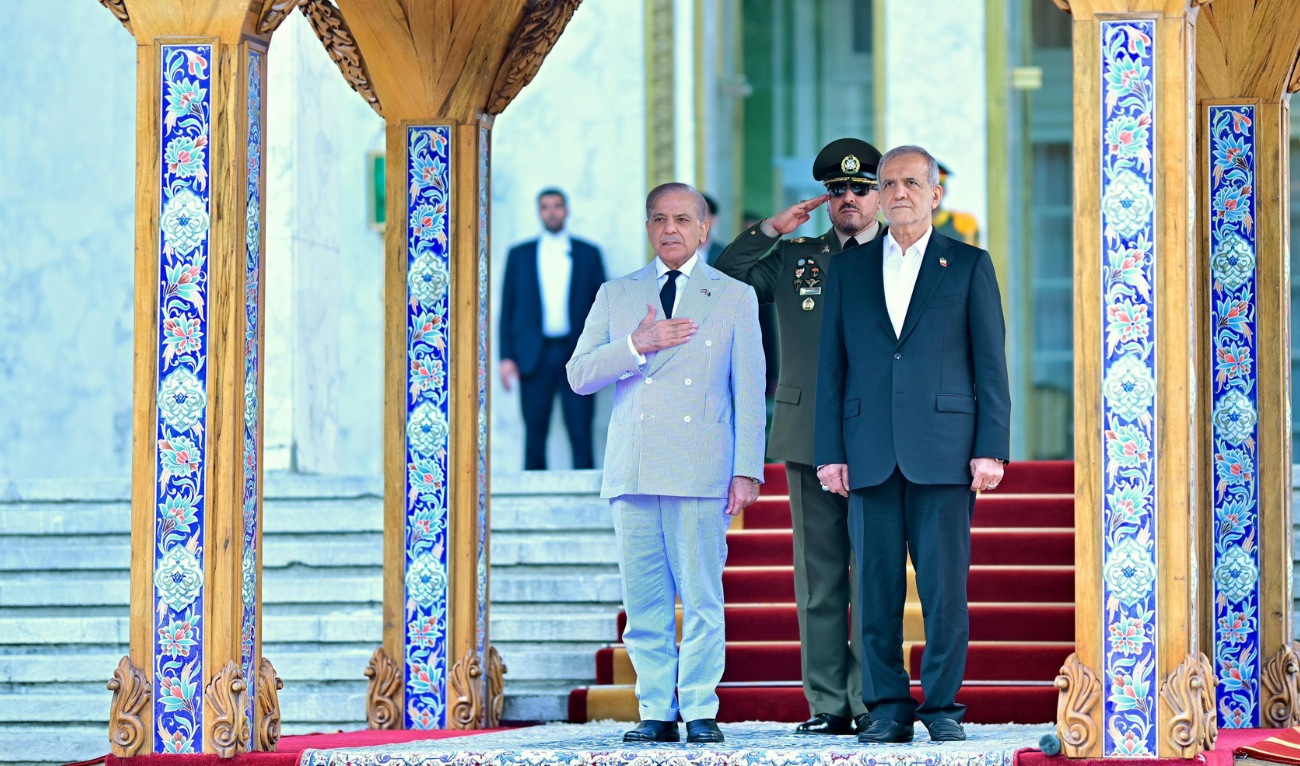 Prime Minister Shehbaz Sharif and President of Iran Dr. Masoud Pezeshkian (R) stand as the Pakistani PM receives a Guard of Honor at Sa'dabad Palace in Tehran, on May 26, 2025. (PMO)