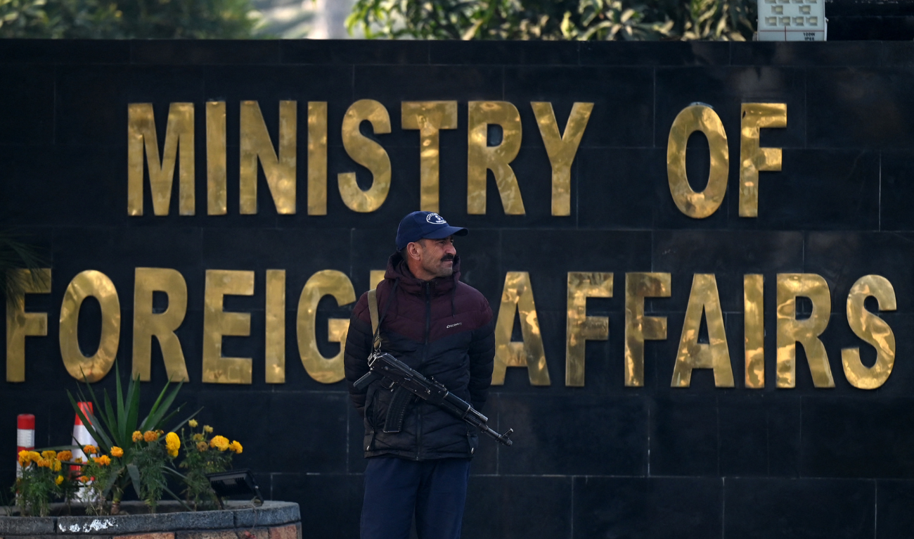 A Pakistani police officer stands guard outside the Ministry of Foreign Affairs in Islamabad on January 18, 2024. (AFP/ file)