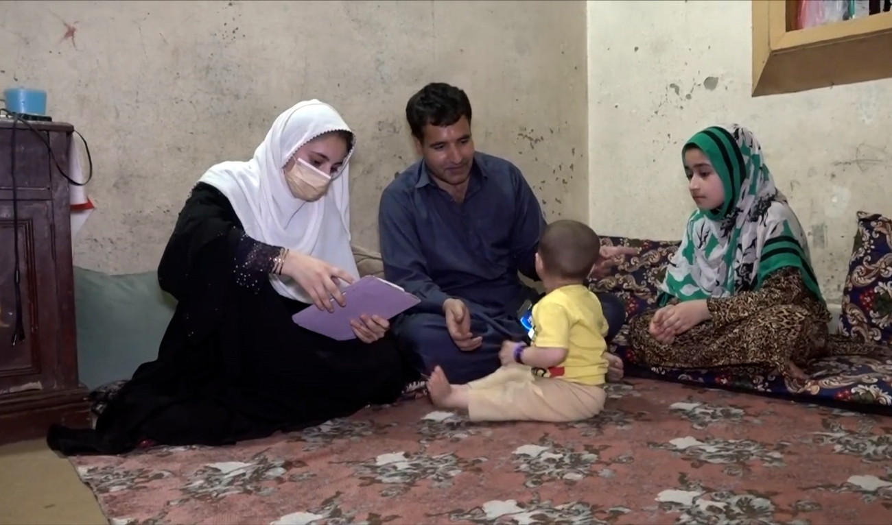 The screengrab taken from a video shows Afghan refugee Muhammad Alam playing with his children at their home in Peshawar, Pakistan, on May 25, 2025. (AN)