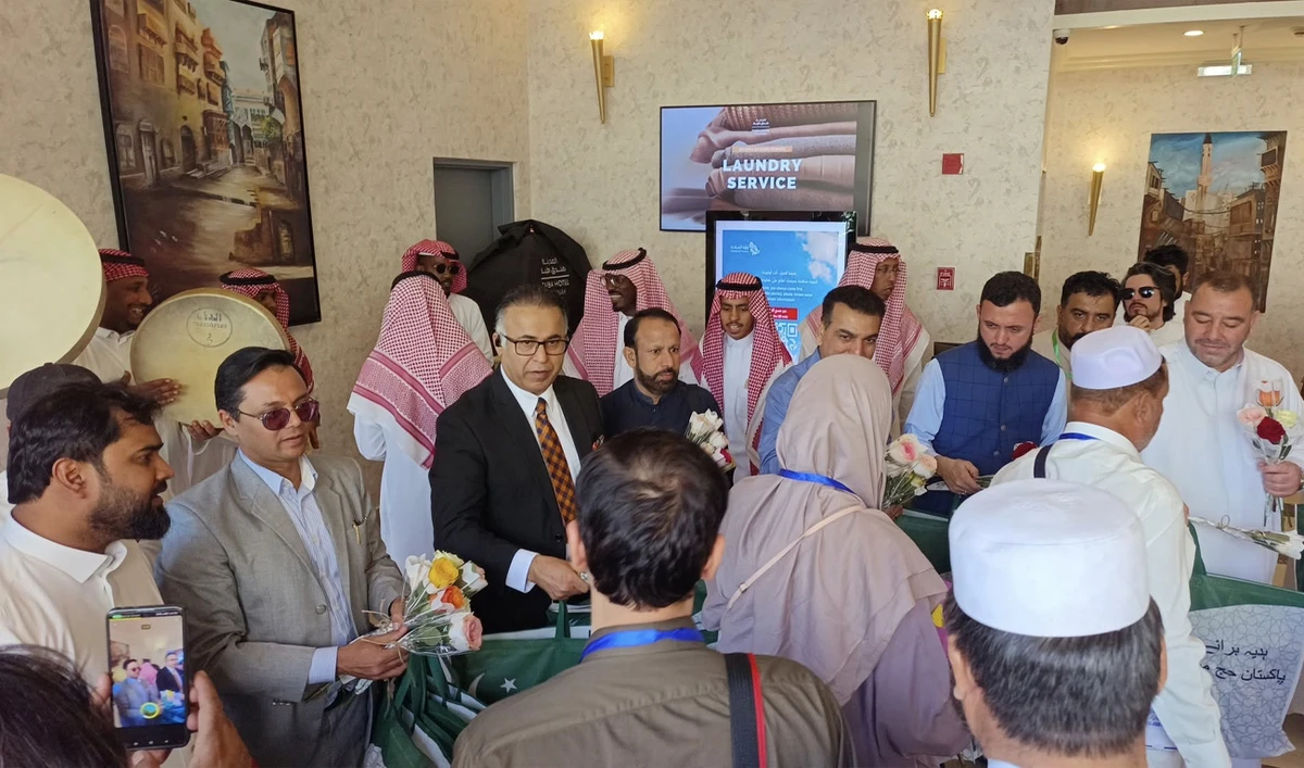Pakistani and Saudi Hajj Officials receive Pakistani pilgrims as they arrive in Madinah on May 1, 2025. (Photo Courtesy: Ministry of Religious Affairs & Interfaith Harmony)
