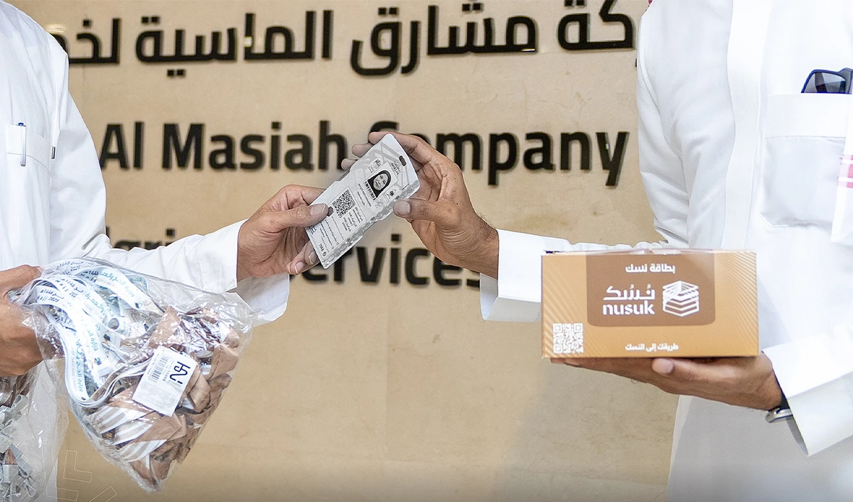 The picture shared by Almasiah on April 19, 2025, shows a man handing over Nusuk permit card. (@Almasiah_SA/X)