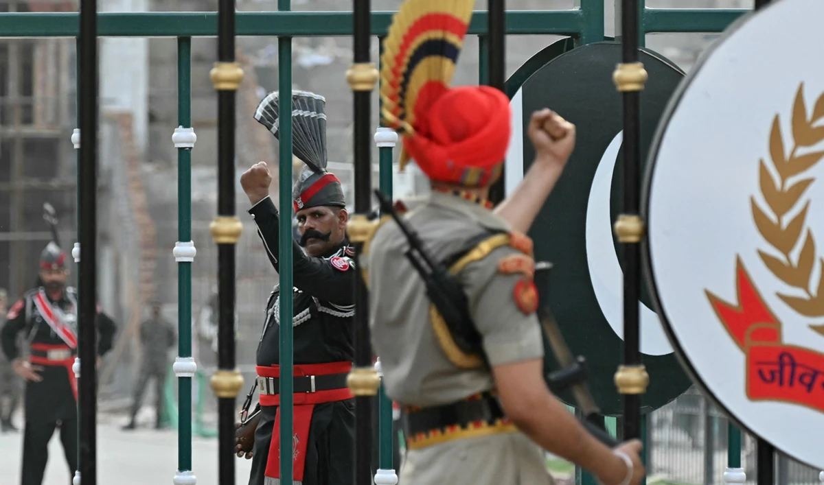 Pakistani Rangers (L) and Indian Border Security Force (BSF) personnel perform during the beating retreat ceremony at the Attari-Wagah border between Pakistan and India, on the outskirts of Amritsar on May 20, 2025. (AFP)