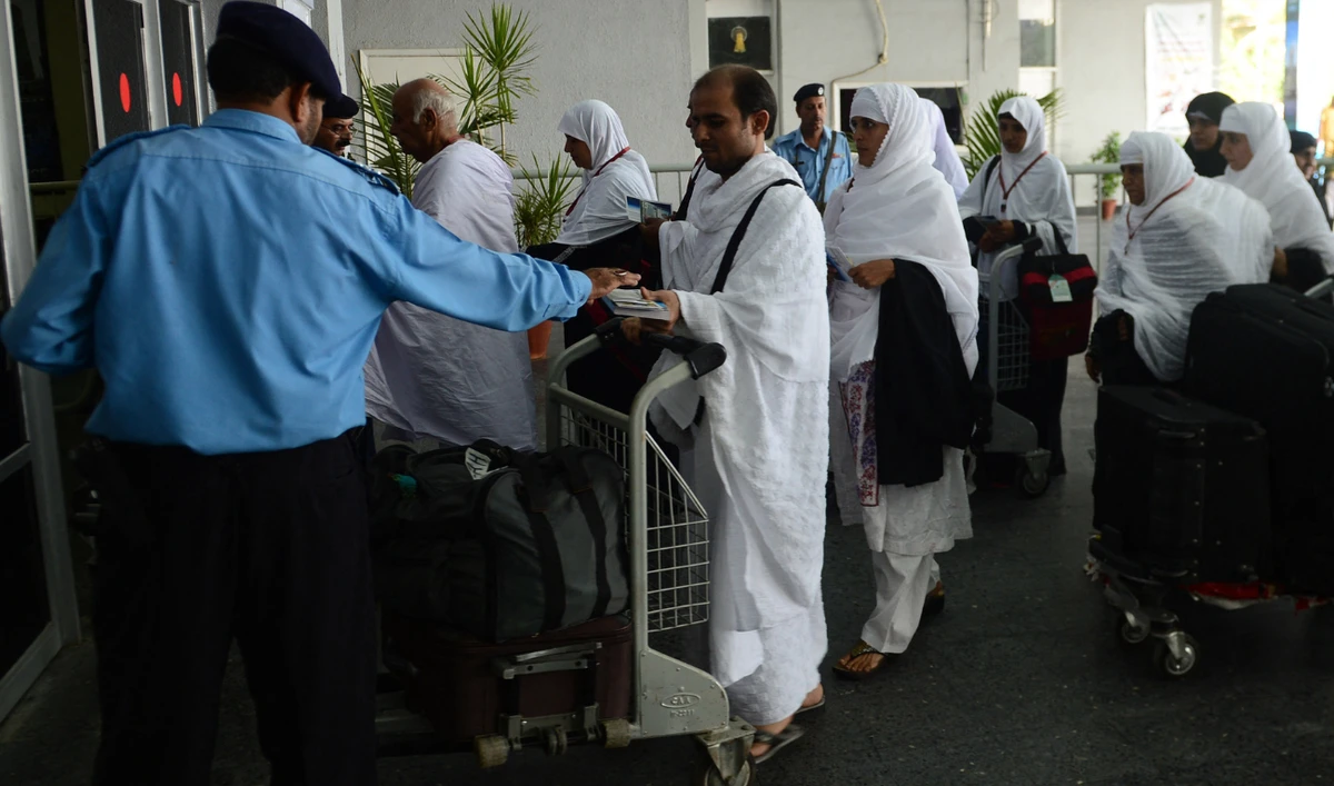 Pakistani hajj pilgrimages arrive at an airport terminal for first hajj flight to Saudi Arabia in Karachi on September 8, 2013. (AFP/ file)