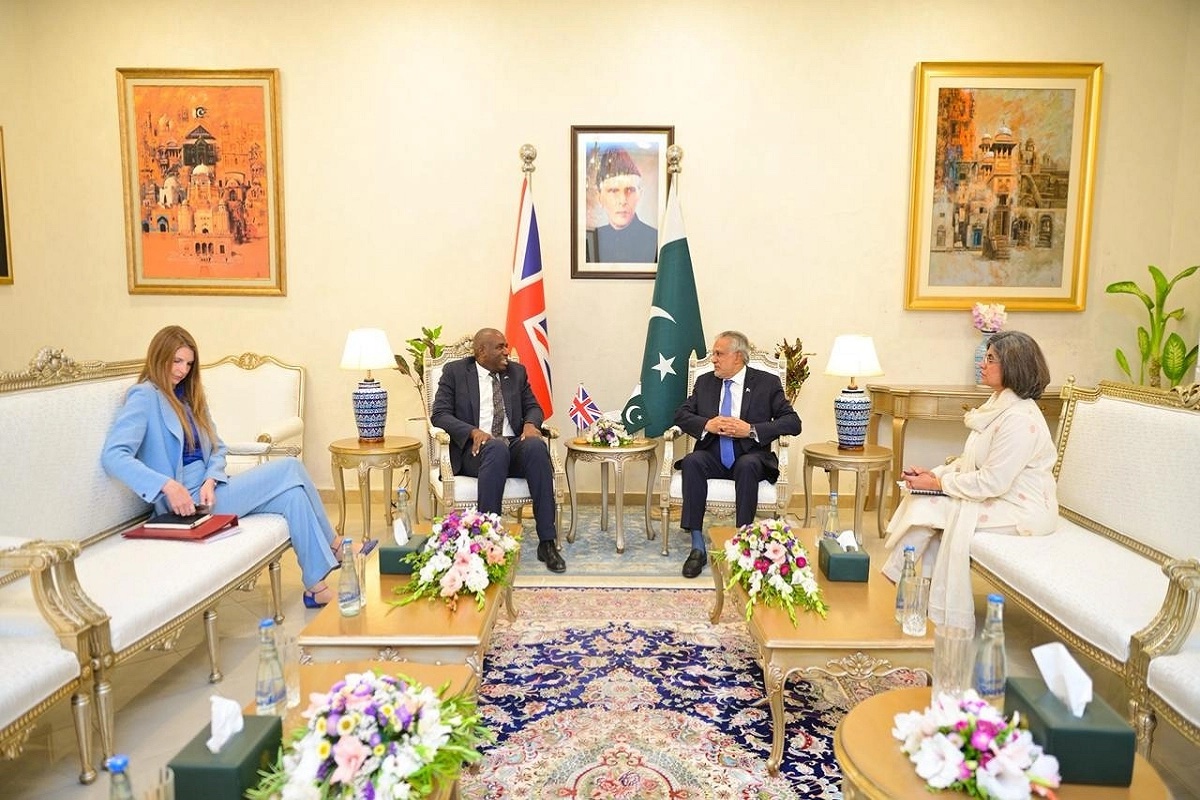 UK Foreign Secretary David Lammy (center left) calls on Pakistan's Deputy Prime Minister and Foreign Minister, Ishaq Dar, in Islamabad on May 16, 2025. (PTV/File)