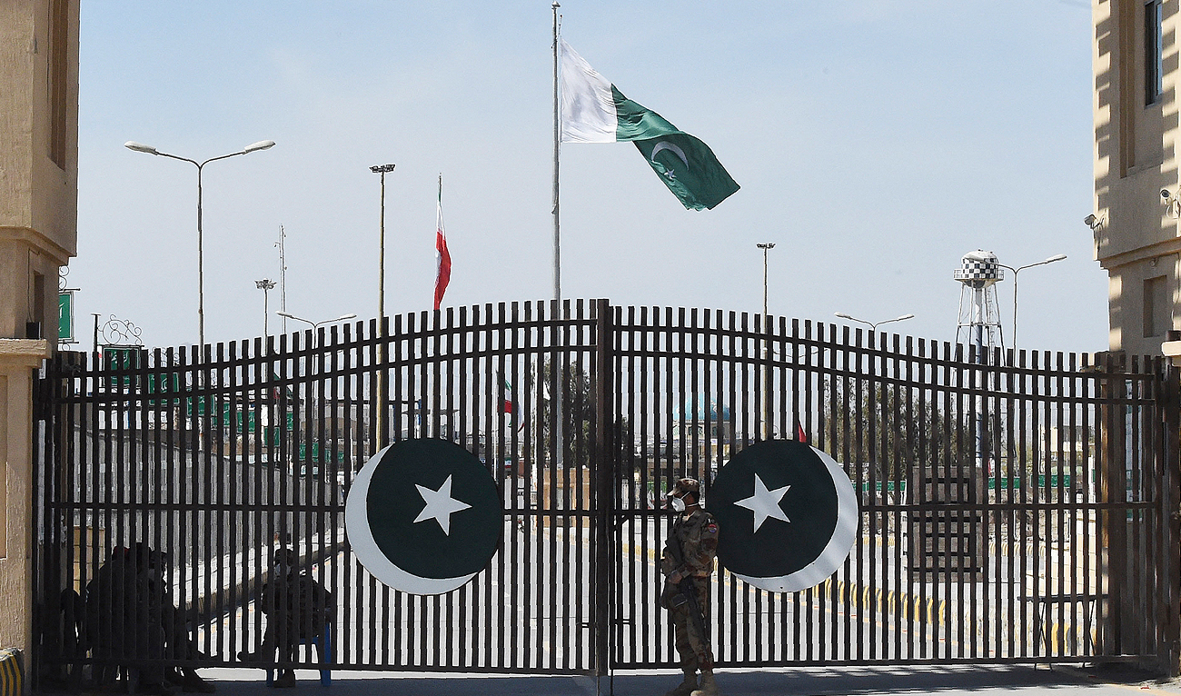 In this file picture, taken on February 25, 2020, Pakistani soldiers stand guard at the closed Pakistan-Iran border in Taftan. (AFP/File)