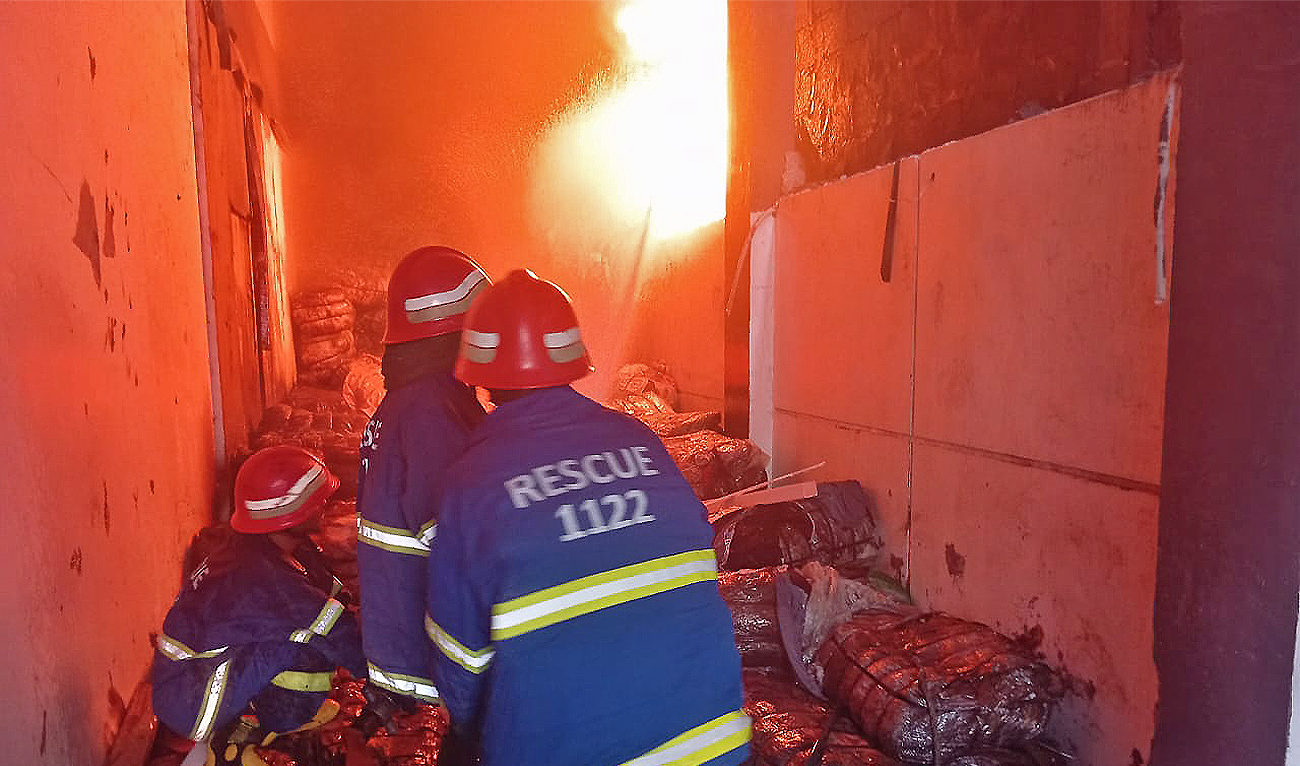 Rescue works douze fire at a factory in Karachi, Pakistan, on June 8, 2025. (Rescue 1122)