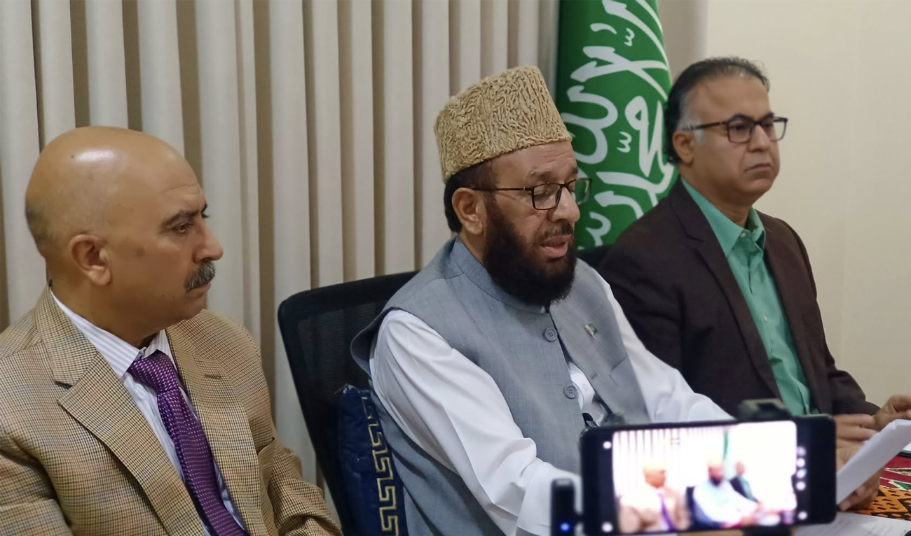 Pakistan’s Religious Affairs Minister Sardar Muhammad Yousaf (center) speaks during a press conference in Makkah, on June 10, 2025. (Facebook/@mora.official)