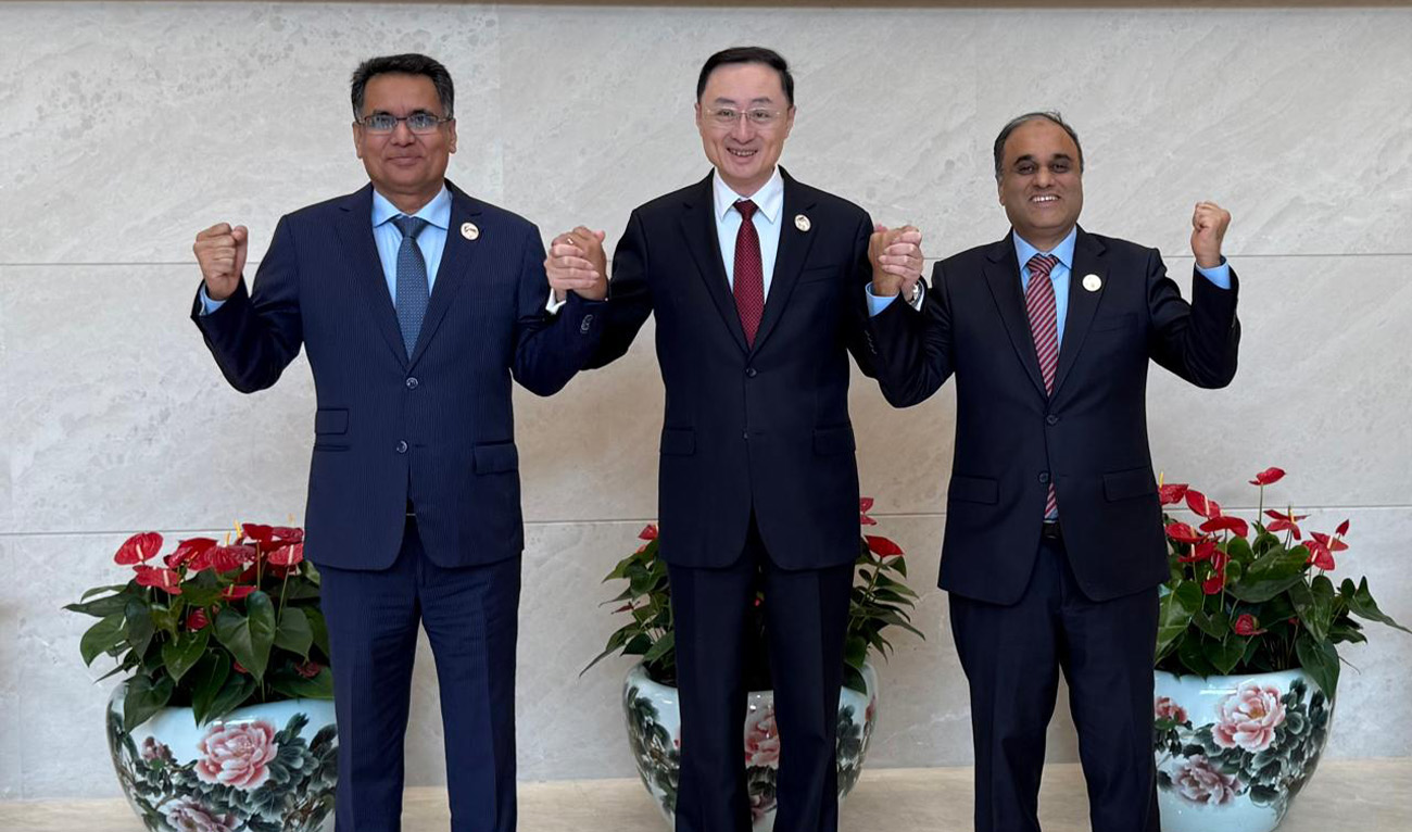 Chinese Vice Foreign Minister Sun Weidong (center), Bangladeshi Acting Foreign Secretary Ruhul Alam Siddique (left) and Pakistani Additional Secretary (Asia Pacific) Imran Ahmed Siddiqui pose for a picture at the inaugural meeting of Bangladesh-China-Pakistan trilateral mechanism held in Kunming, China, on June 19, 2025. (@ForeignOfficePk/X)