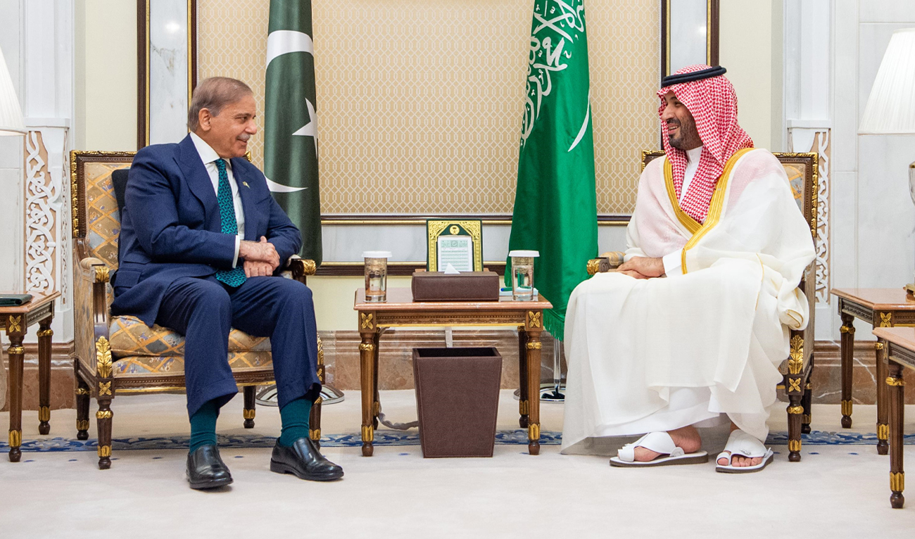 Pakistani Prime Minister Shehbaz Sharif meets Saudi Crown Prince Mohammed bin Salman (right) in Makkah Al-Mukarramah on June 6, 2025. (PID/File)