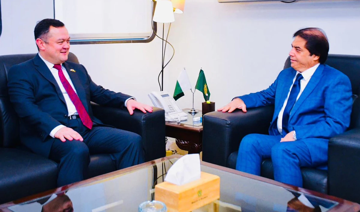 Pakistan’s Railways Minister Hanif Abbasi meets Uzbek Ambassador to Islamabad Alisher Tukhtaev (left) in Islamabad on June 3, 2025. (PID)