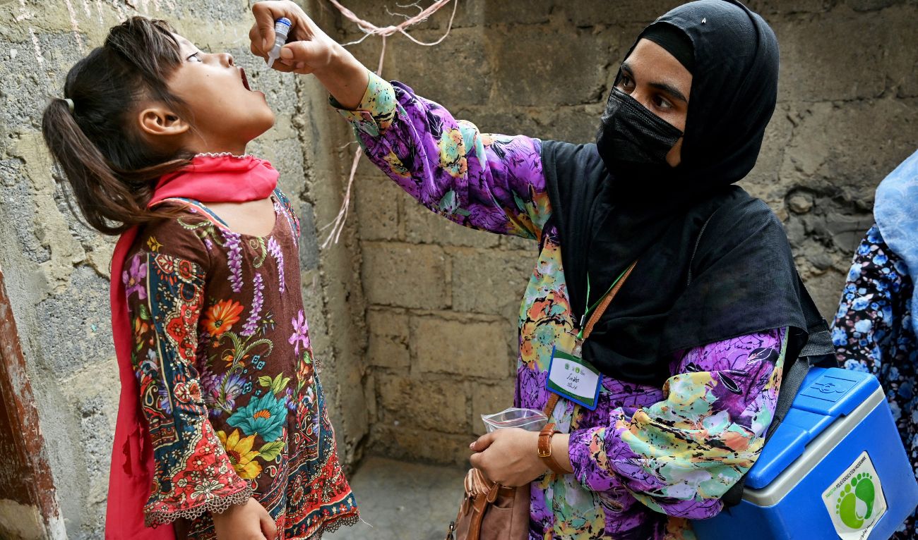 A health worker administers polio drops to a child for vaccination on the first day of a nationwide week-long poliovirus eradication campaign in Karachi on May 26, 2025. (AFP)