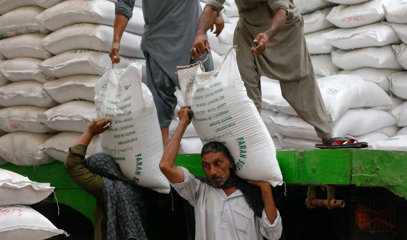 Labourers unload bags of sugar from a delivery truck to a wholesale market in Karachi, Pakistan May 24, 2023. (file/ REUTERS)