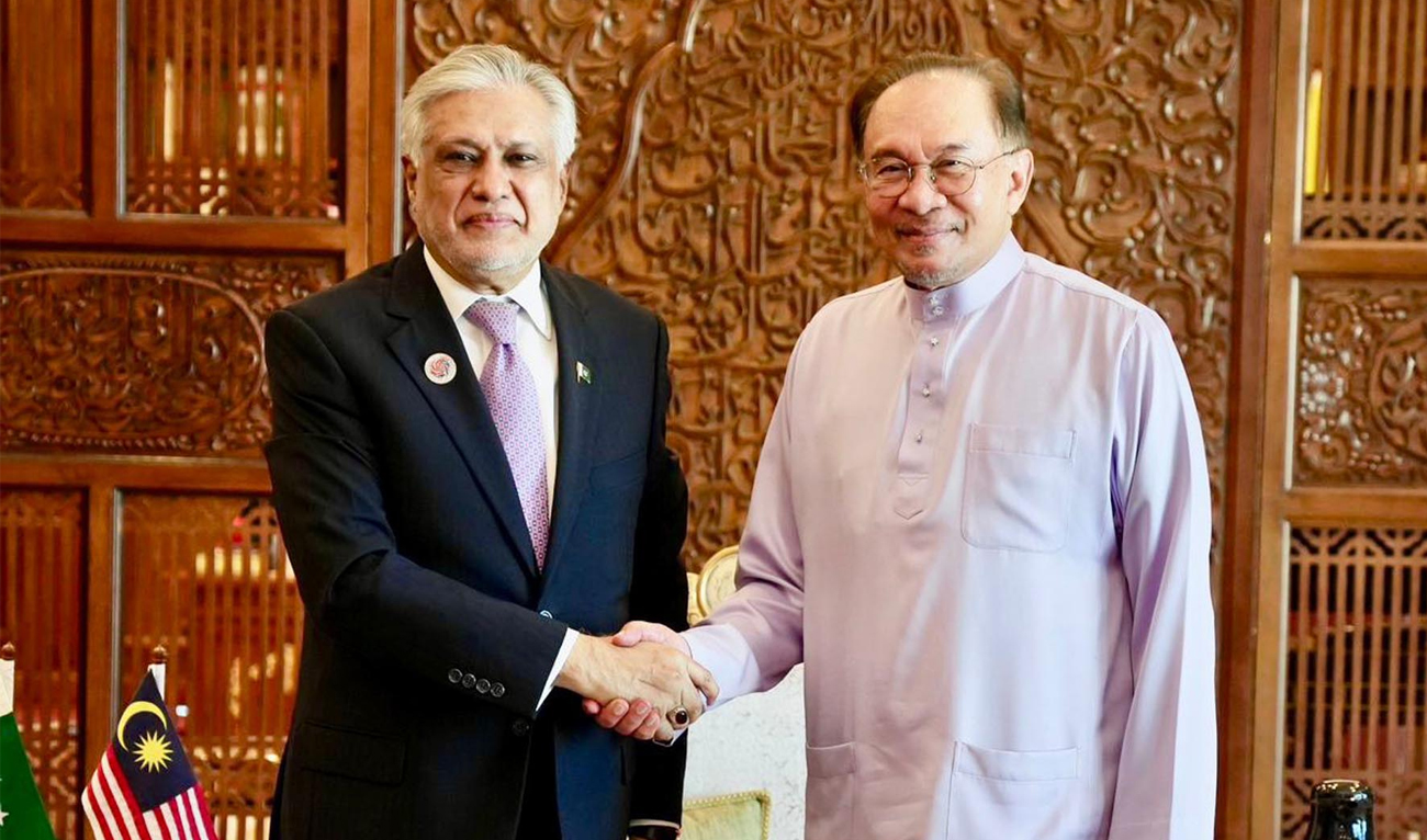 Pakistan’s Deputy Prime Minister Ishaq Dar meets Malaysian Prime Minister Anwar Ibrahim (right) in Putrajaya, Malaysia, on July 11, 2025. (PID)