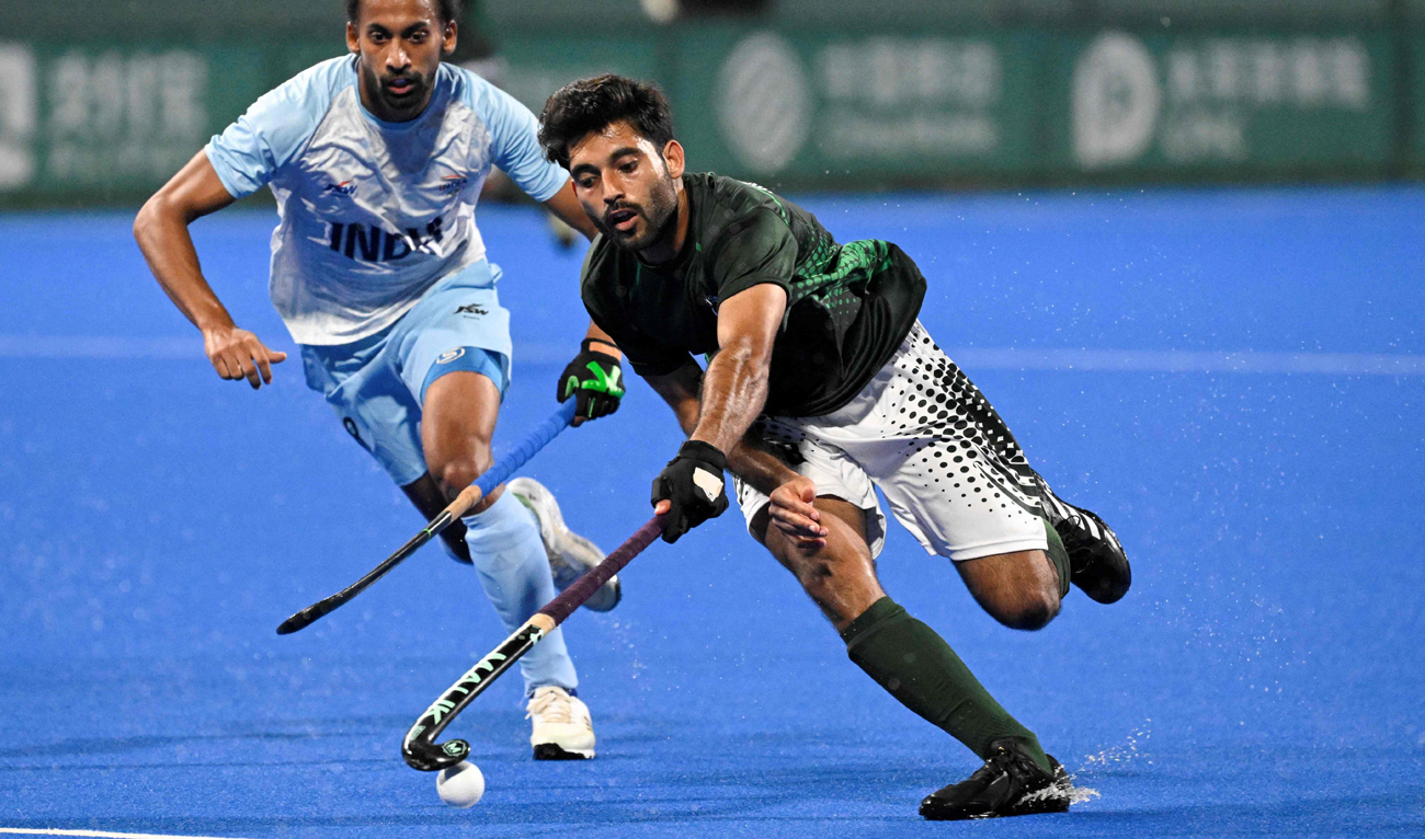 Pakistan’s Abdul Waheed Ashraf Rana (R) controls the ball as India’s Hardik Singh looks on during the preliminary men’s pool hockey match between India and Pakistan at the 2022 Asian Games in Hangzhou in China’s eastern Zhejiang province on September 30, 2023. (AFP/File)