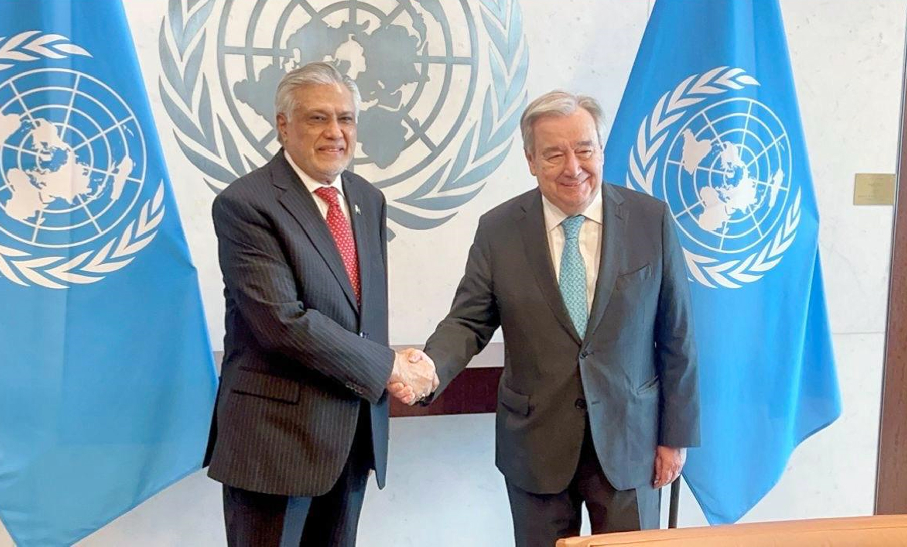 Pakistan’s deputy prime minister and foreign minister, Ishaq Dar, shakes hands with United Nations (UN) Secretary-General Antonio Guterres in New York on July 21, 2025. (PID)