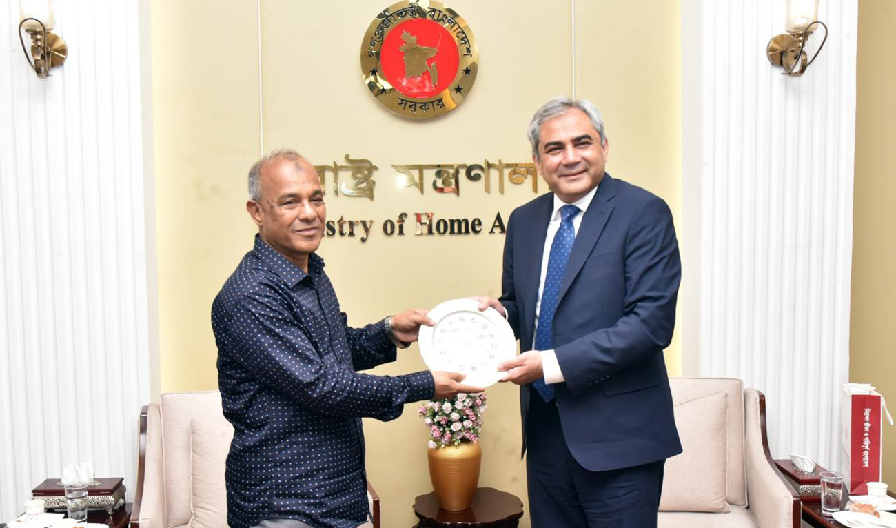 Bangladesh’s Home Minister Lt. Gen. (R) Jahangir Alam Chowdhury hands a souvenir to Pakistan Interior Mohsin Naqvi during a meeting in Dhaka on July 23, 2025. (Handout/Interior Ministry)