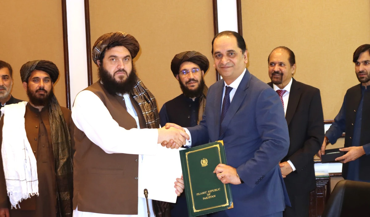 Pakistan’s Deputy Commerce Minister Jawad Paul shakes hands with Mullah Ahmadullah Zahid, Deputy Minister at Afghanistan’s Ministry of Industry and Commerce, following a signing of a Preferential Trade Agreement in Islamabad on July 23, 2025. (Photo courtesy: X/@AfghanEmbPak)