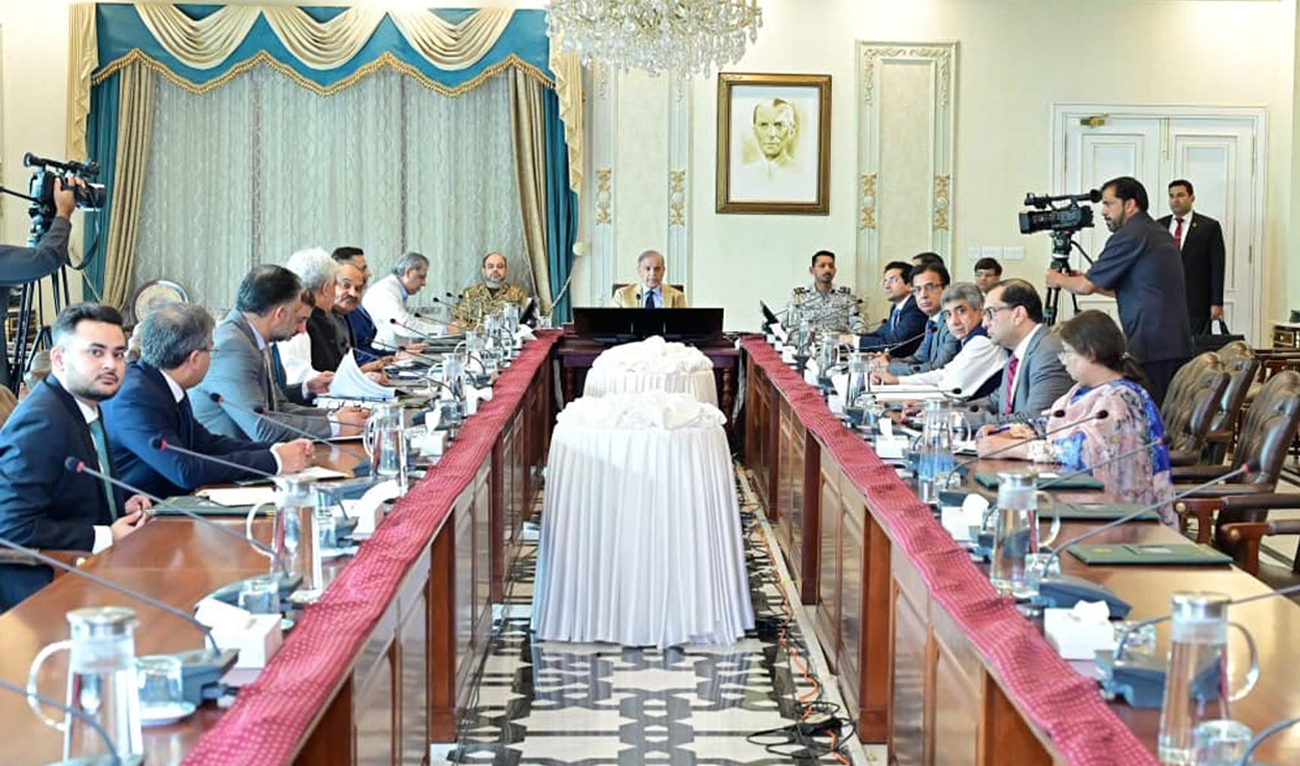 Prime Minister Shehbaz Sharif (center) chairs a meeting regarding matters related to the Federal Board of Revenue (FBR) in Islamabad, Pakistan, on August 5, 2025. (PID)