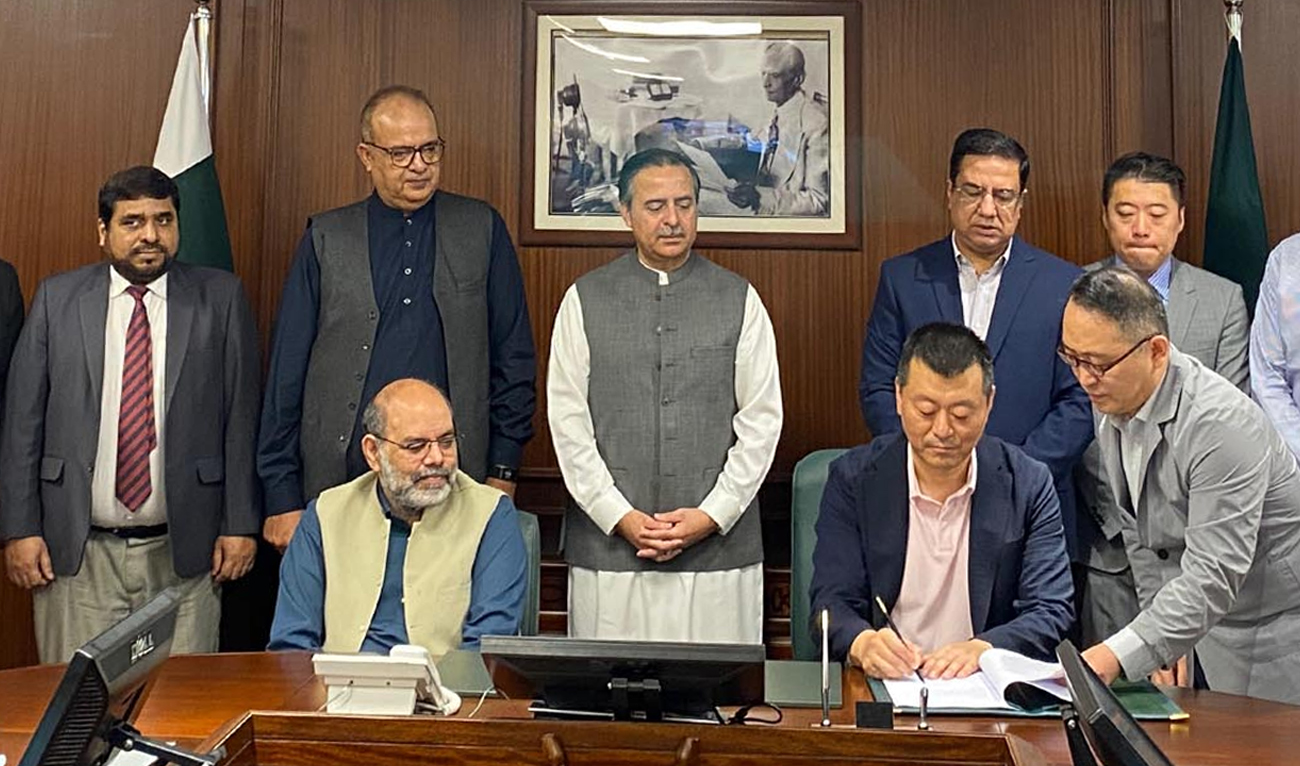 Federal Minister for Maritime Affairs, Junaid Anwar Chaudhry (center standing), witnesses singning of Letter of Intent between Chinese company Xinning Enterprise and the Gwadar Port Authority (GPA) in Islamabad, Pakistan, on August 5, 2025. (PID)