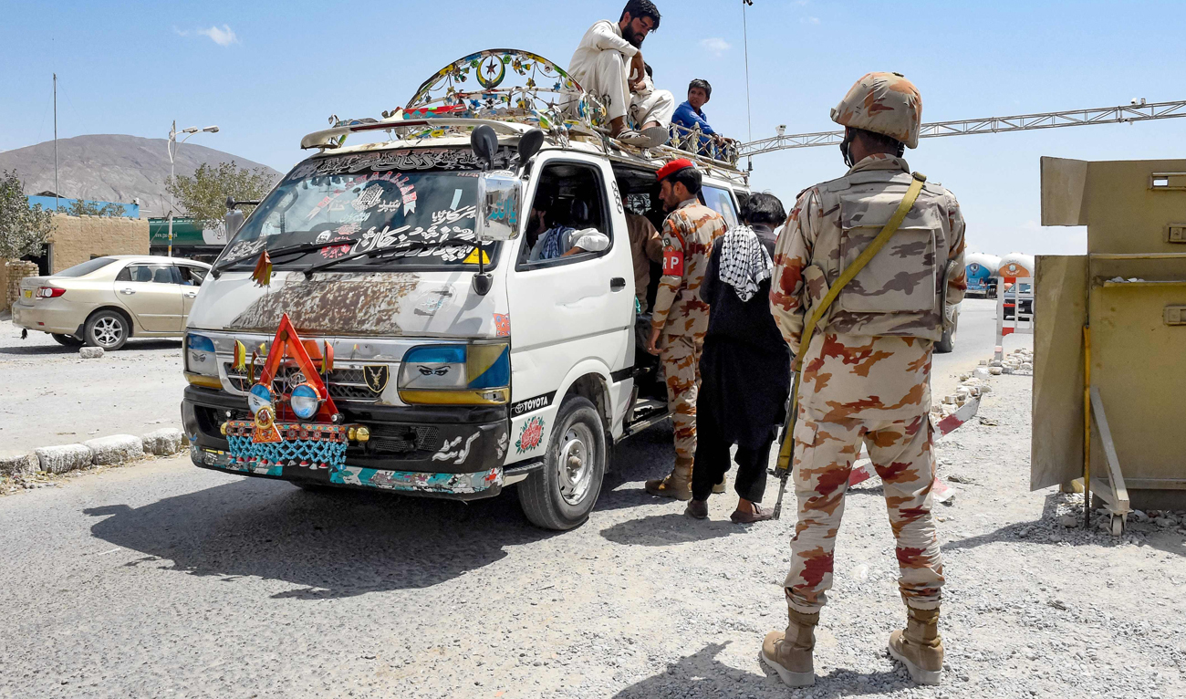 A paramilitary soldier stops and checks passenger vehicles at a security check post on the outskirts of Quetta, Pakistan on August 27, 2024. (REUTERS/File)