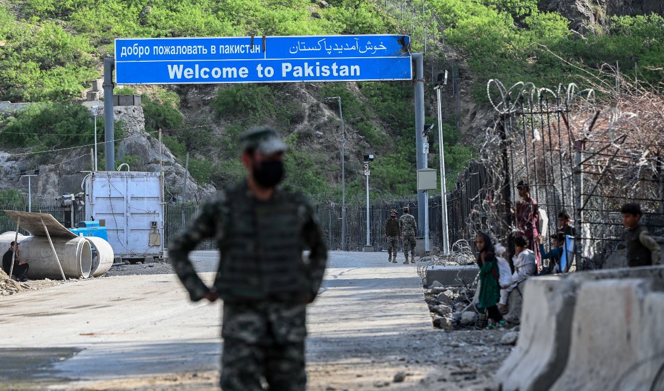 A Pakistani border security personnel stands guard near the zero point at the Torkham International Border Crossing between Afghanistan and Pakistan, in Nangarhar province, on April 20, 2025. (AFP/ file)
