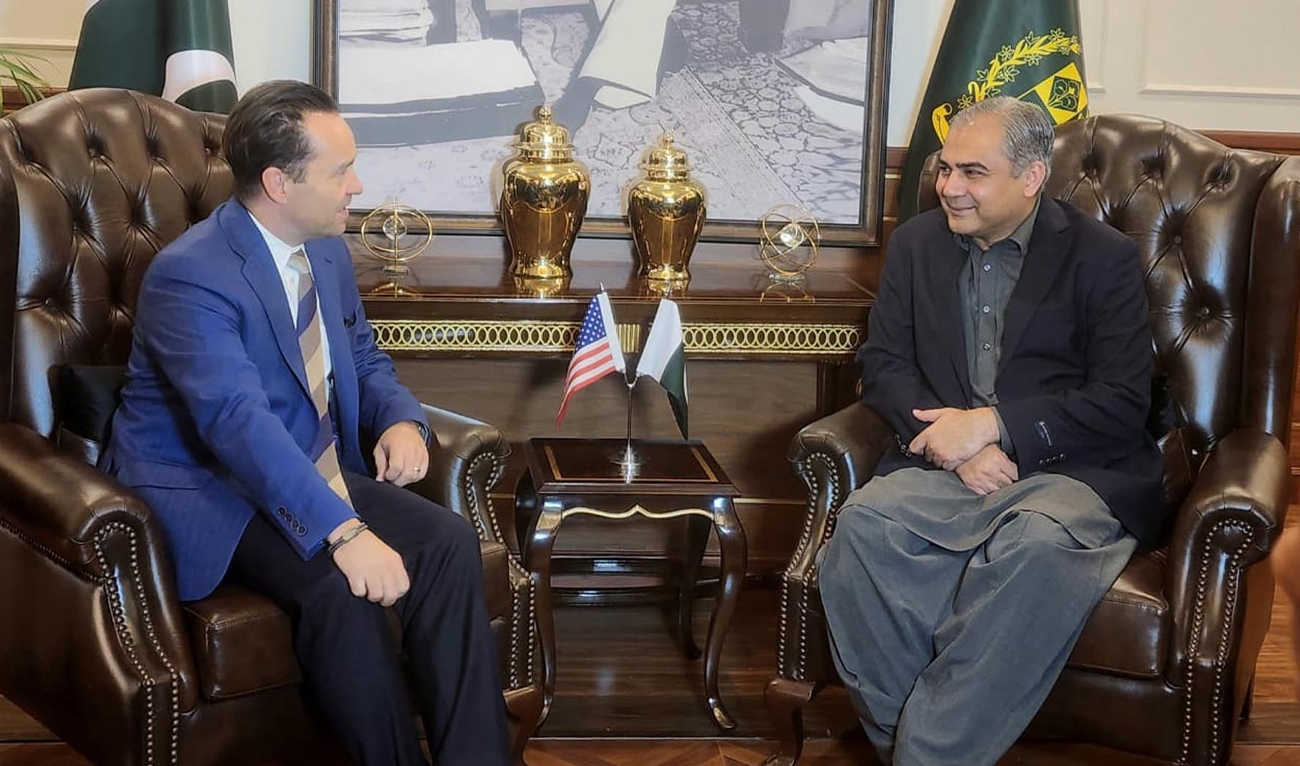 Pakistan’s Federal Interior Minister Mohsin Naqvi meets US Coordinator for Counterterrorism Gregory LoGerfo (left) in Islamabad on August 15, 2025. (PID)
