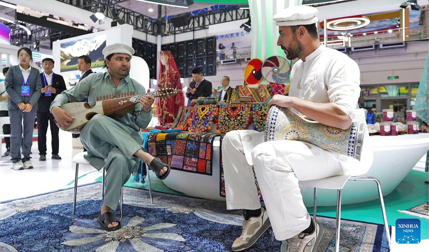 Pakistani musicians play traditional instruments at the 15th Kashgar-Central and South Asia Commodity Fair in Kashgar, China, on August 17, 2025. (Xinhua News via APP)