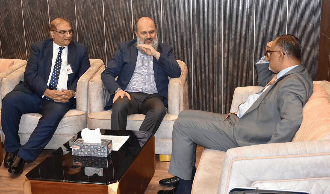 Pakistan's Minister for Commerce, Jam Kamal (center) in conversation with Sk. Bashir Uddin (right) in Dhaka, Bangladesh on August 21, 2025. (Ministry of Commerce)