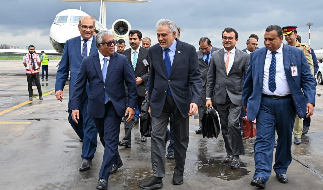 Bangladeshi officials receives Pakistan’s Deputy Prime Minister and Foreign Minister Ishaq Dar (third right) upon his arrival at Hazrat Shahjalal International Airport, in Dhaka, Bangladesh, on August 23, 2025. (X/@unbnewsroom)