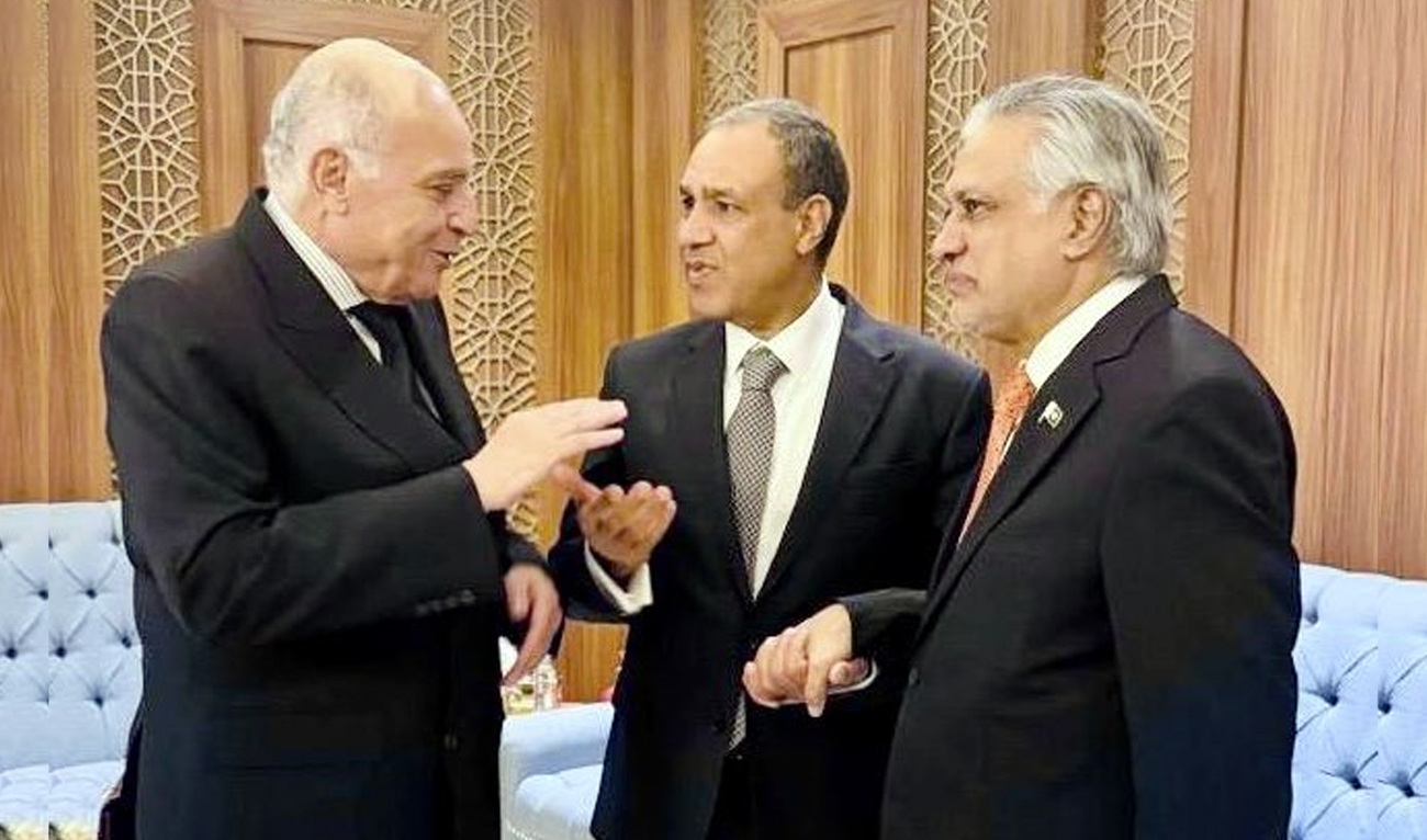 Pakistan’s Deputy Prime Minister and Foreign Minister Ishaq Dar (right), meets the Foreign Minister of Egypt, Badr Abdelatty (center), and the Foreign Minister of Algeria, Ahmed Attaf, on the sidelines of the 21st Extraordinary Session of the Organization of Islamic Cooperation’s (OIC) Council of Foreign Ministers (CFM), in Jeddah, Saudi Arabia, on Augsut 26, 2025. (@MIshaqDar50/X)