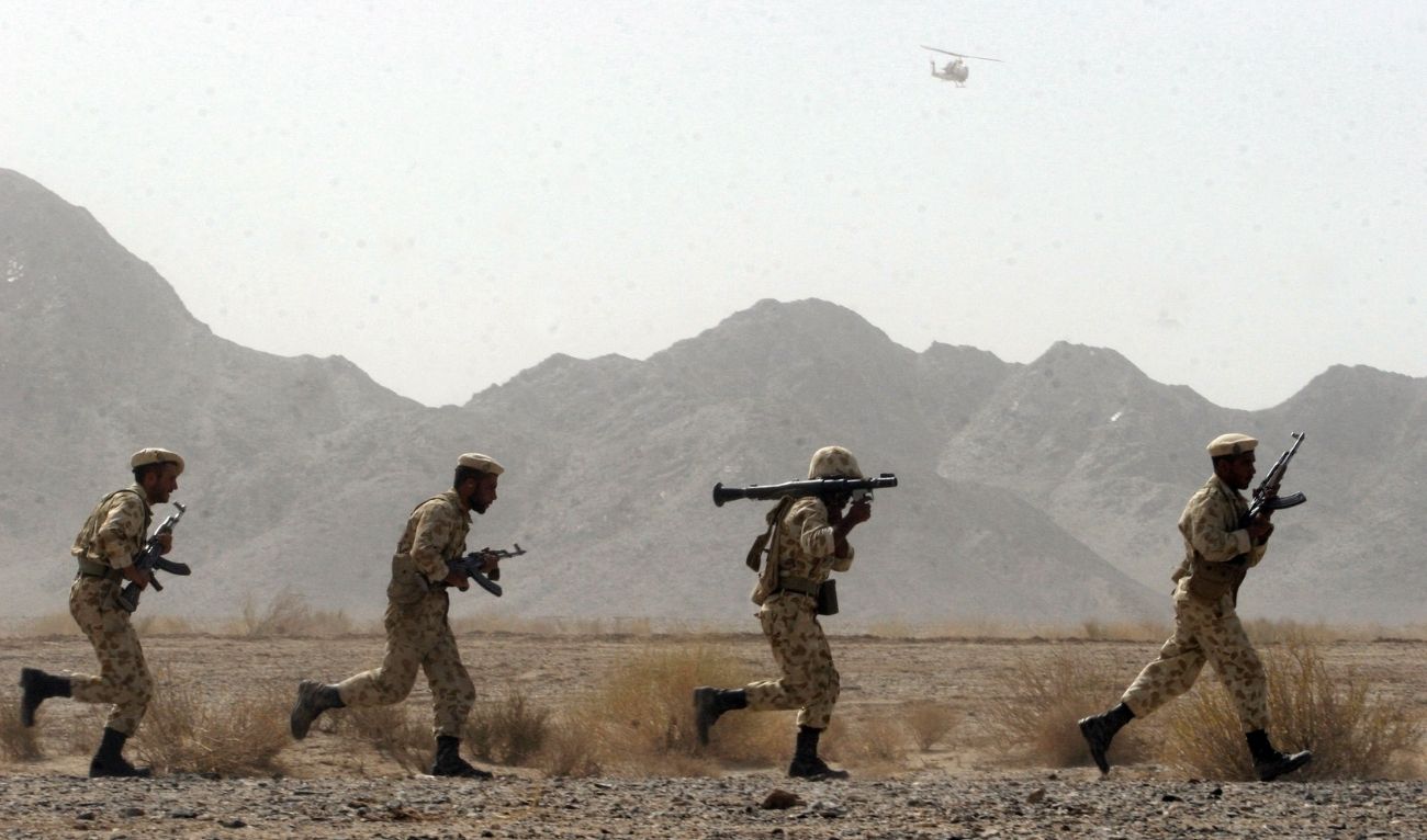 Iranian soldiers participate in military manoeuvres at Sistan-Baluchestan province, some 50 kms east of city of Zahedan near the Pakistani border, 19 August 2006. (AFP/ file)