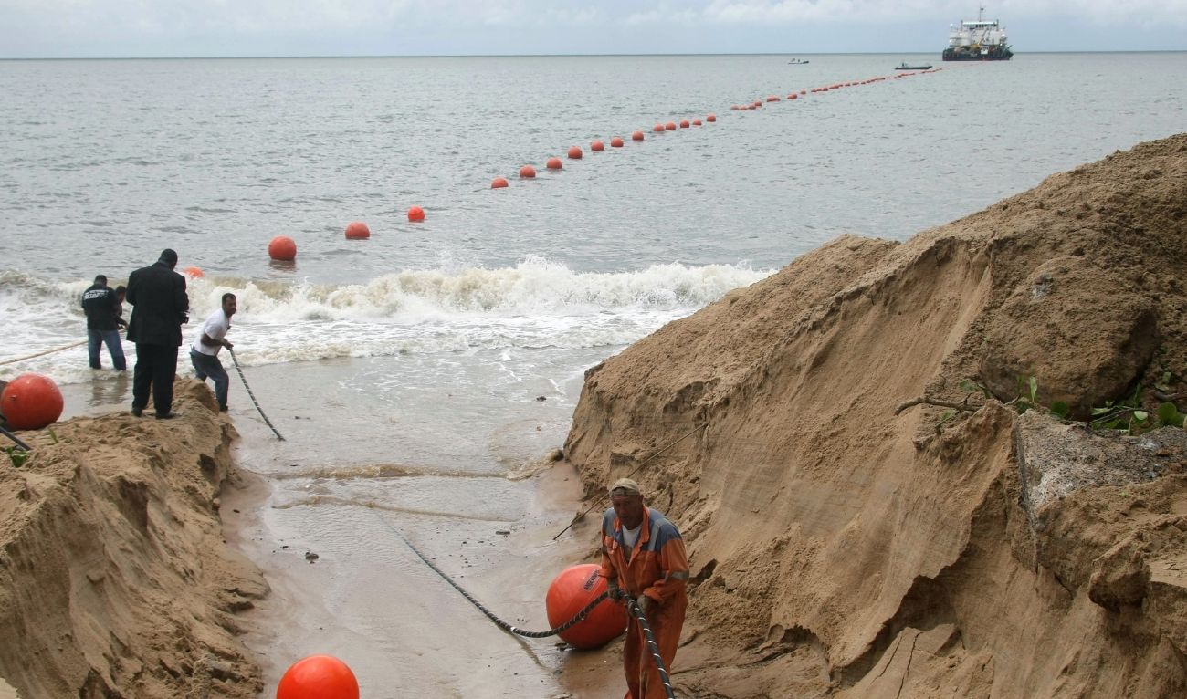 Technicians display the ACE (African Coast to Europe) submarine fiber optic cable on October 27, 2011 on the seashore of Libreville. (AFP/ file)