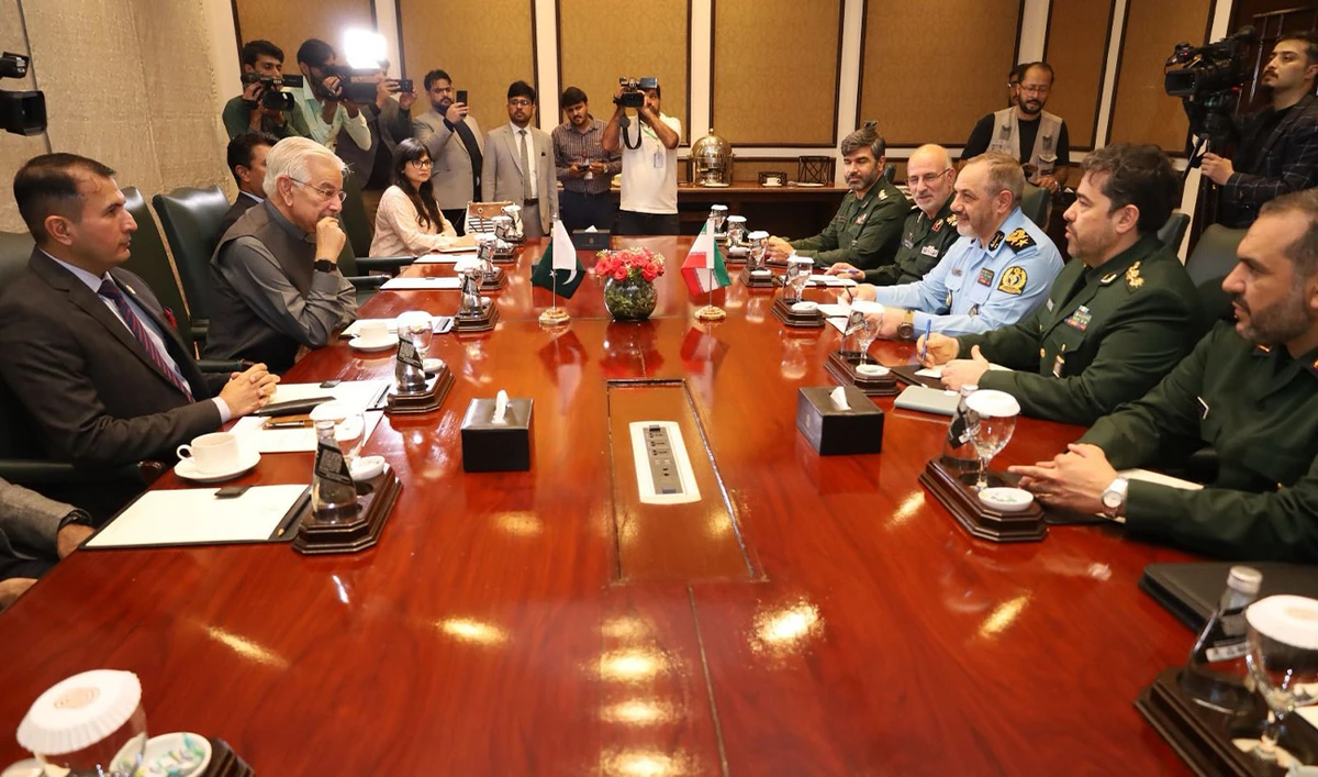 Pakistan’s Defense Minister Khawaja Muhammad Asif (second left) meets his Iranian counterpart, Brig. Gen. Aziz Nasirzadeh (third from right), in Islamabad, Pakistan, on August 3, 2025. (Pakistan Defense Ministry)