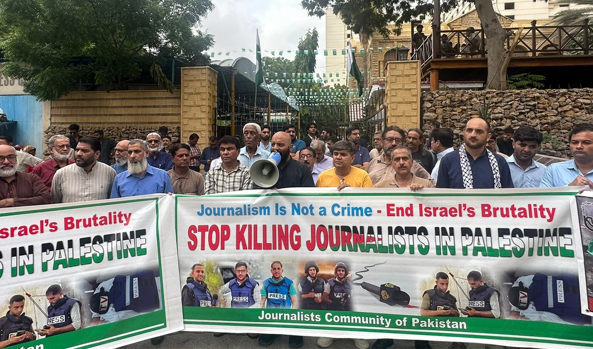 Pakistani journalists protest Israel’s killing of Al Jazeera reporters in Gaza by in Karachi, Pakistan, on August 12, 2025. (AN photo)