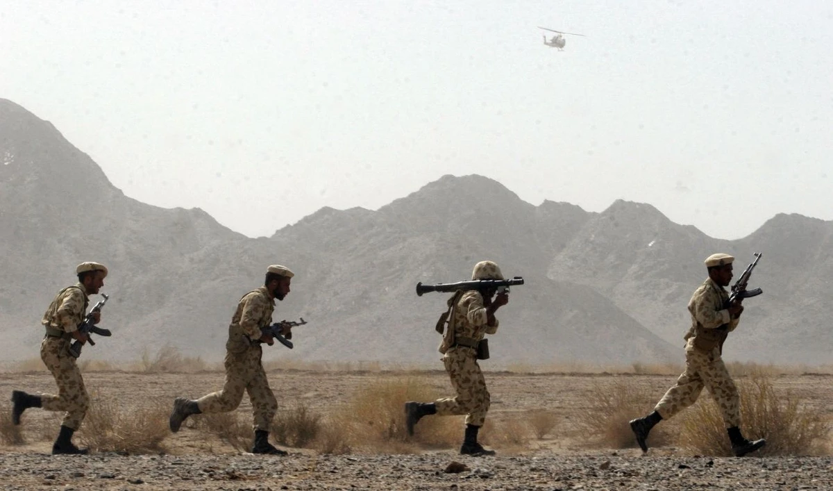Iranian soldiers participate in military manoeuvres at Sistan-Baluchestan province, some 50 kms east of city of Zahedan near the Pakistani border, 19 August 2006. (AFP/ file)