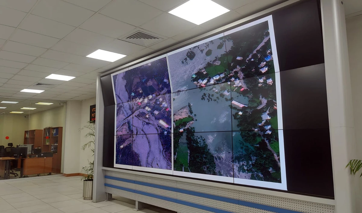 The photograph taken on August 29, 2025, shows satellite imagery of a flood-hit area displayed on a screen at the SUPARCO headquarters in Islamabad, Pakistan. (AN)