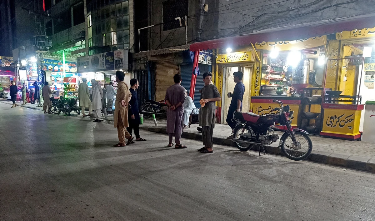 People stand in the street after they vacated eateries following an earthquake in Peshawar, Pakistan, August 5, 2023. (REUTERS/File)