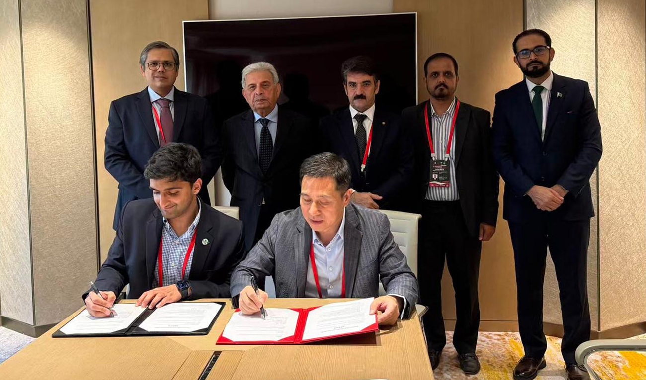 Pakistan’s Federal Minister for National Food Security and Research, Rana Tanveer Hussain (second left-standing), witnessing the signing of agricultural MoUs worth over $4 billion during the Pakistan-China B2B Investment Confrence in Bejing, China, on September 6, 2025. (PID)