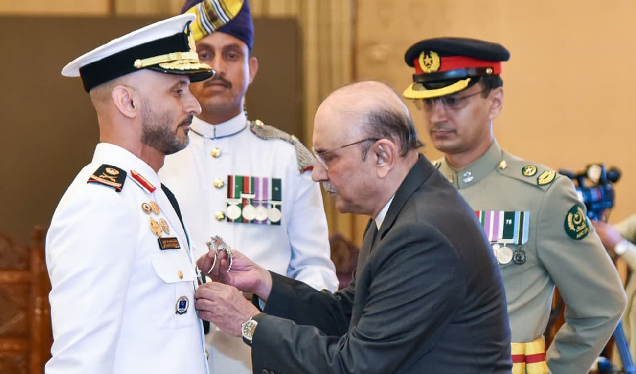 President of Pakistan, Asif Ali Zardari (second right), confers the Nishan-e-Imtiaz (Military) award to Commander of the UAE Naval Forces, Major General Humaid Abdulla Alremeithi (left), in Islamabad, Pakistan, on September 8, 2025. (PID)