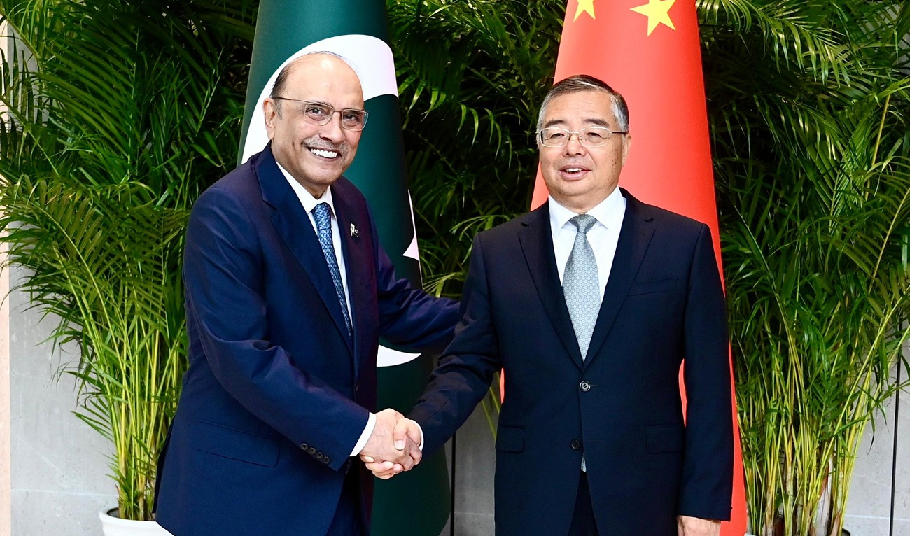 Pakistan President Asif Ali Zardari (left) meets Li Shulei, Member of the Political Bureau and Minister of Publicity Department of the Communist Party of China, in Chengdu, China, on September 13, 2025. (APP)