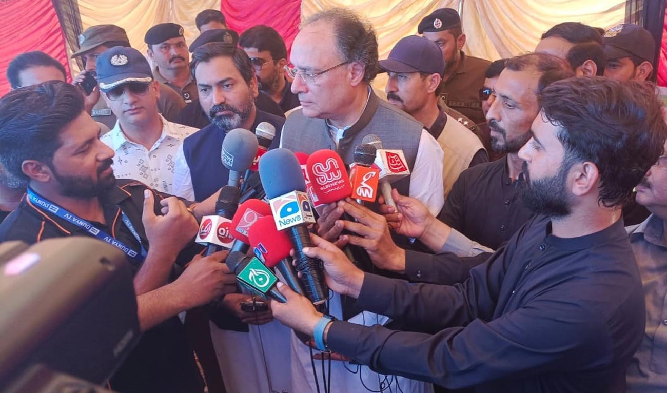 Finance Minister Muhammad Aurangzeb (fourth left) speaks during a press talk in Toba Tek Singh district of Punjab Province, Pakistan, on September 4, 2025. (PID)