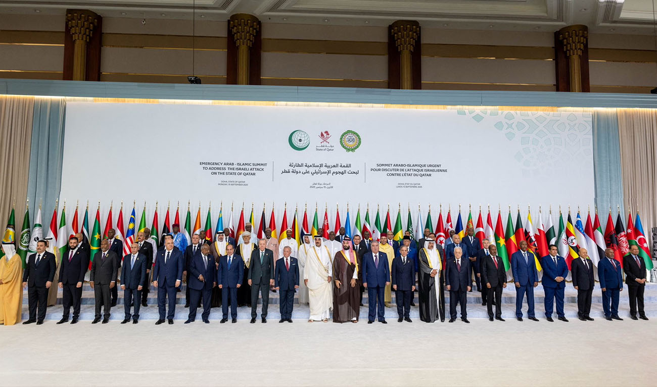 Attendees of the emergency Arab-Islamic leaders' summit to discuss the Israeli attack on Hamas on Qatari territory, pose for a family photo, in Doha, Qatar September 15, 2025. (Qatar News Agency/Handout via REUTERS)
