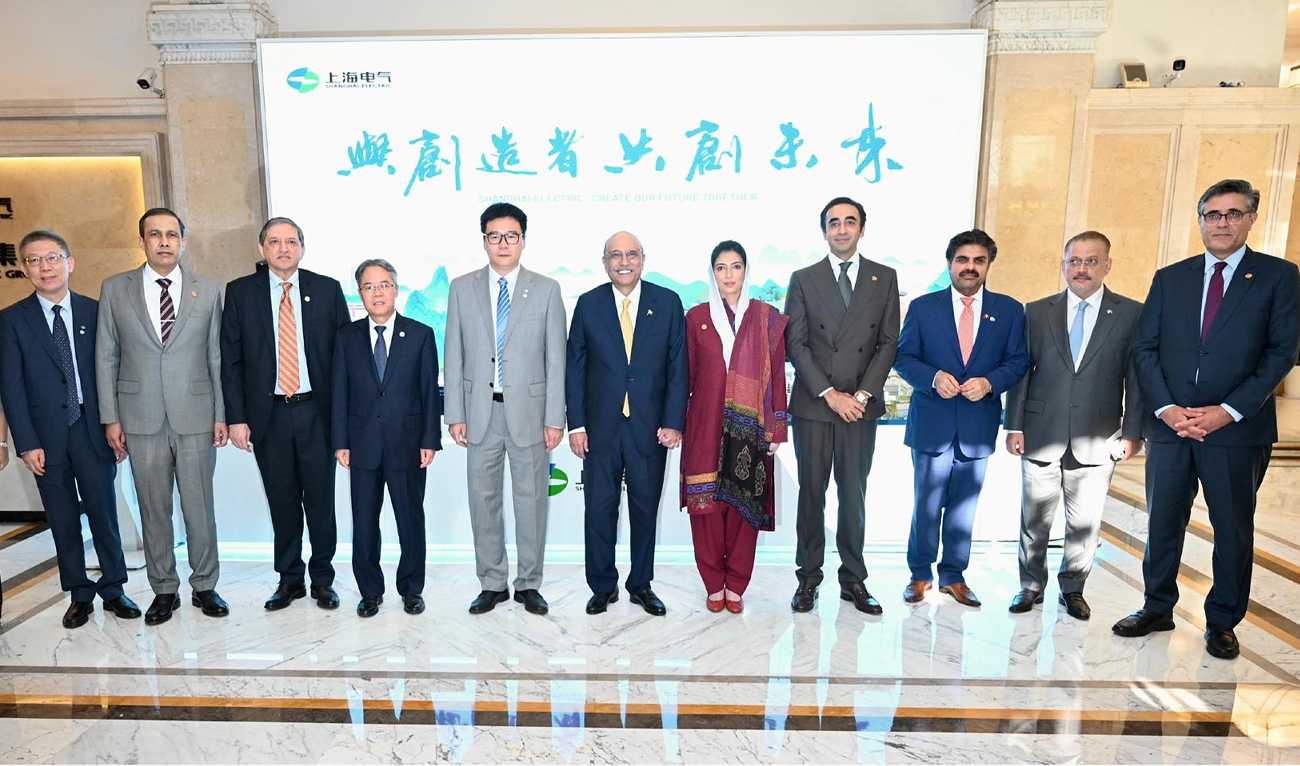 Pakistan President Asif Ali Zardari (center), Chairman of Shanghai Electric Wu Lei (fifth left) and other officiials pose for a group photo at the company’s facilities in Shanghai, China, on September 15, 2025. (PID)