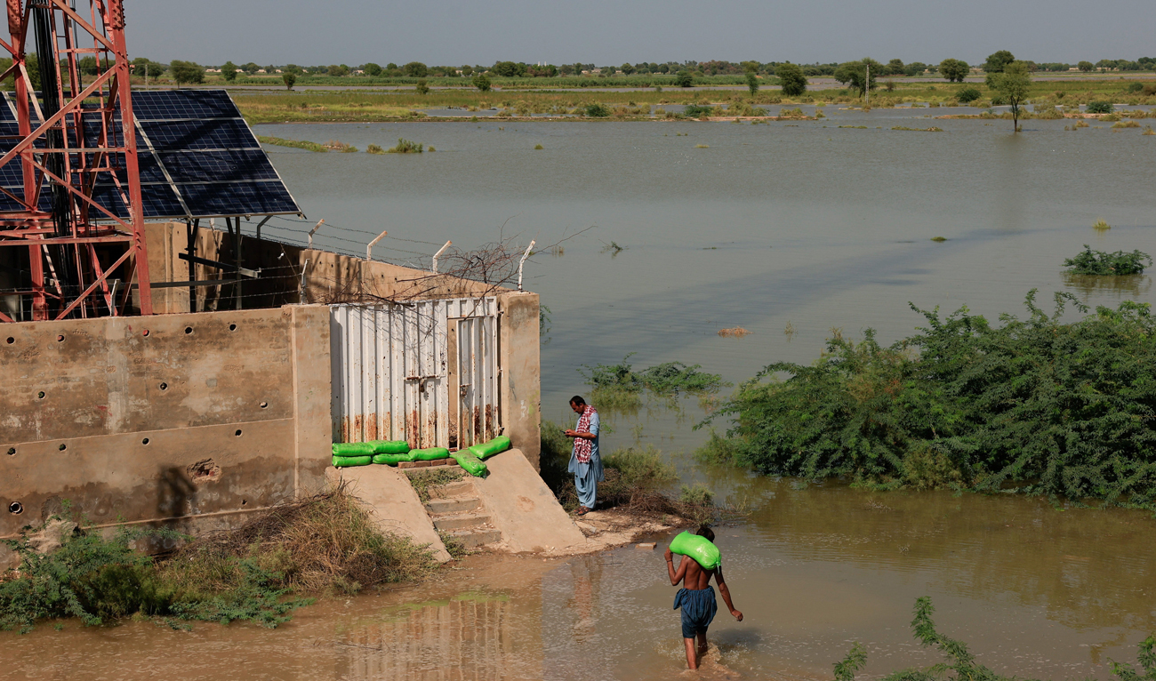 Men place mud bags outside a property to protect from flood, following monsoon rains and rising water levels of Indus River on the outskirts of Dadu, Sindh province, Pakistan September 15, 2025. (REUTERS)