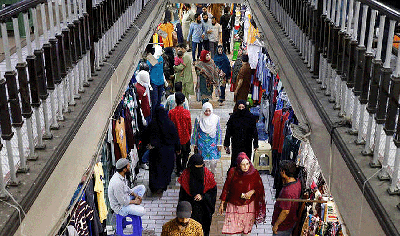 People walk as they shop in a market in Karachi, Pakistan on April 19, 2023. (REUTERS/File)